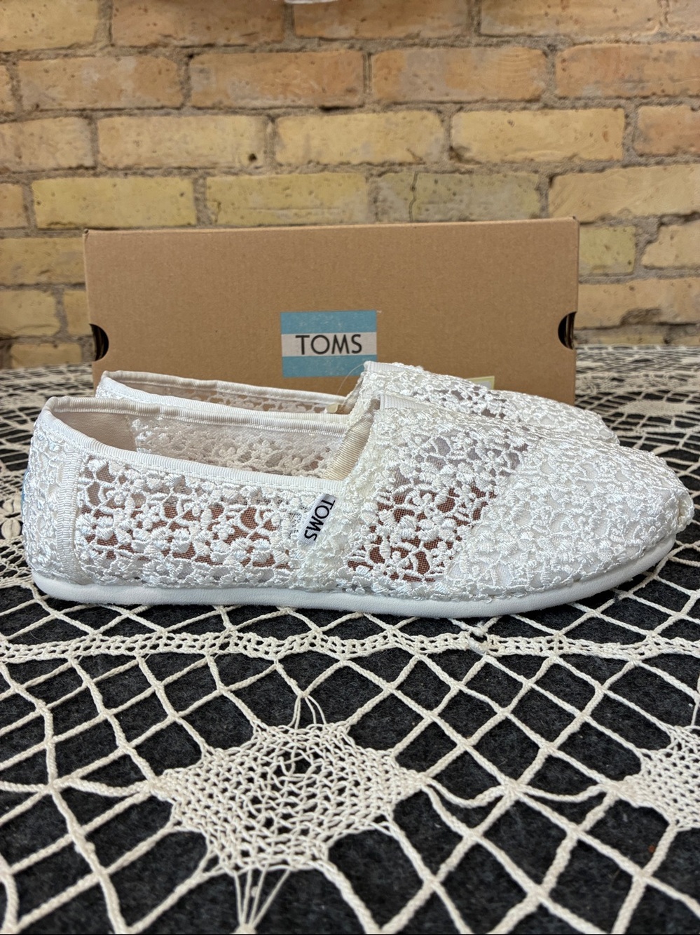 TOMS Women's White Mini Floral Lace Slip-On Flats, 9.5 B - Picture 2 of 8